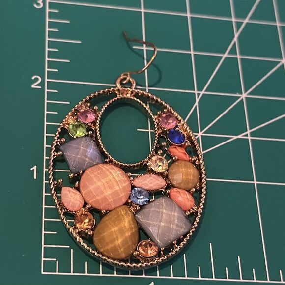 Multi color faceted lucite pastel crystal gold tone hoop pierced earrings - Picture 8 of 10